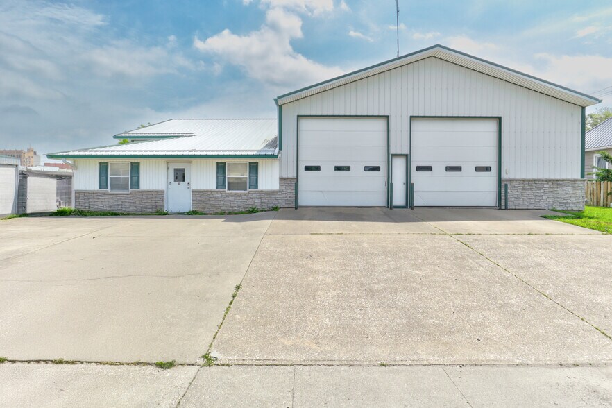 More Photos Of 206 & 208 S Meridian St, Washington Office For Sale