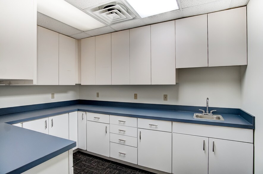 More Photos Of 1-19 E Pleasant St, Springfield Medical For Sale