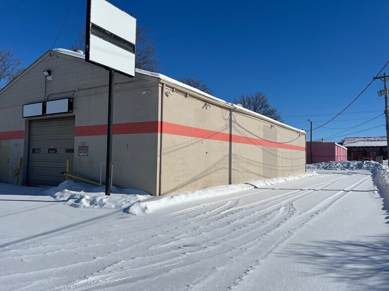 More Photos Of 1990 Dixie Hwy, Hamilton Flex For Sale