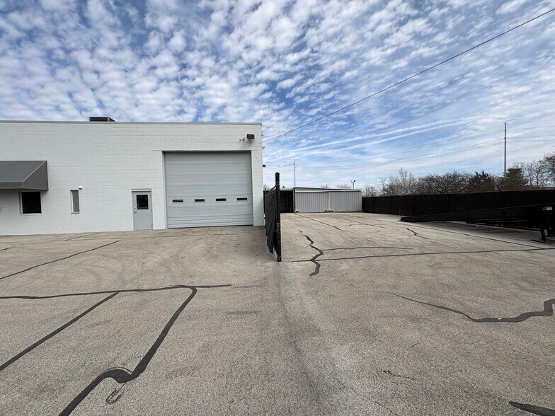 More Photos Of 5513 N Oxford St, Indianapolis Service For Lease