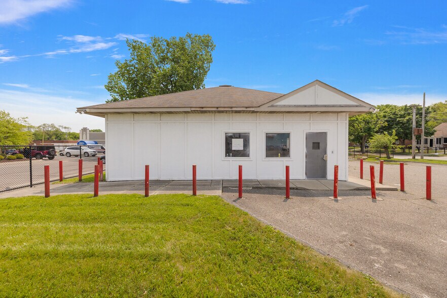 More Photos Of 11600 Kelly Rd, Detroit Freestanding For Sale