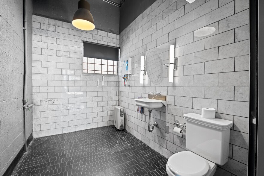 More Photos Of 1400 S Gribble St, Sherman Flex For Sale