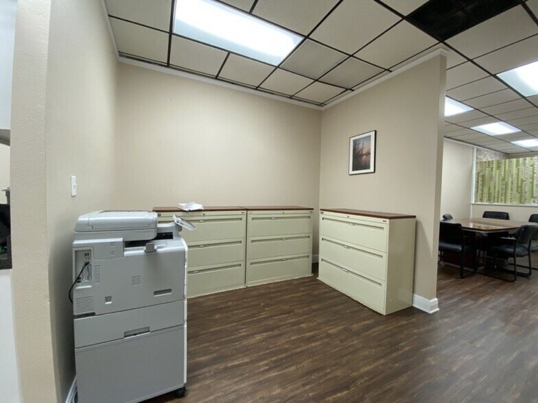 More Photos Of 913 Gulf Breeze Pky, Gulf Breeze Storefront Retail Office For Sale