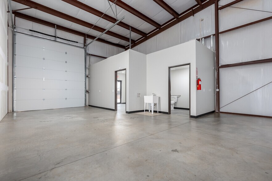 More Photos Of 8101 Silver Xing, Oklahoma City Unknown For Lease