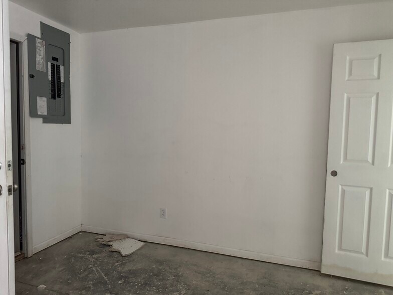 More Photos Of 13450 S Topeka Ave, Carbondale Apartments For Sale