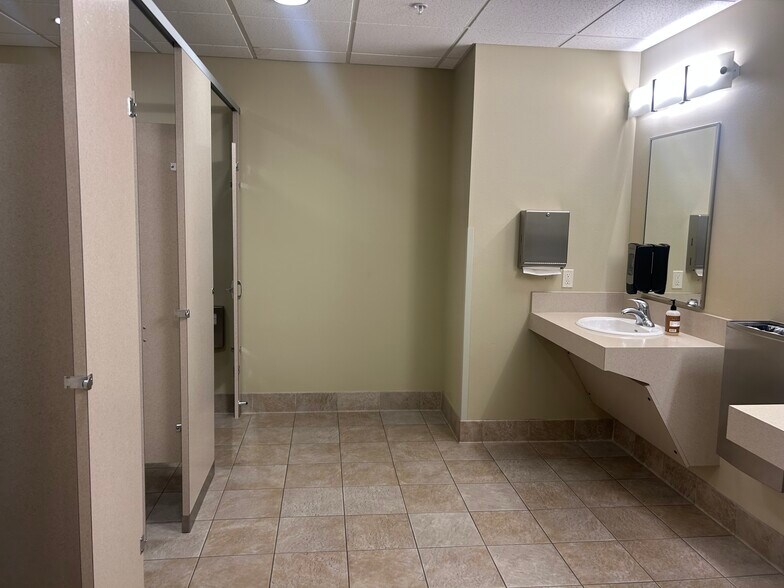 More Photos Of 2500 NE Twin Knolls Dr, Bend Medical For Lease