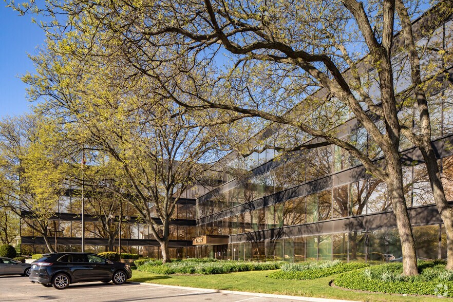 More Photos Of 2700 S River Rd, Des Plaines Office For Lease