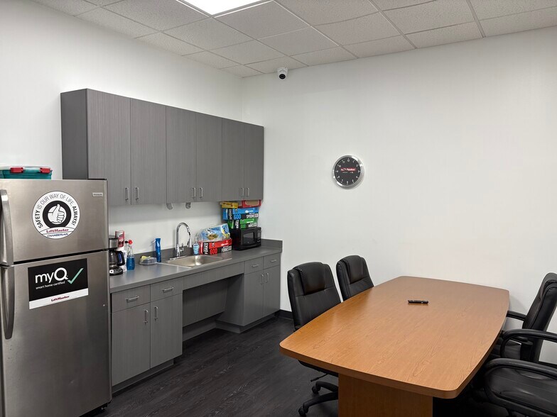 More Photos Of 2301 E St Elmo Rd, Austin Warehouse For Lease