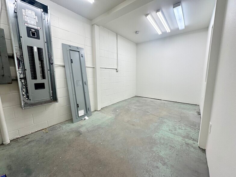 More Photos Of 20611 Plummer St, Chatsworth Warehouse For Lease