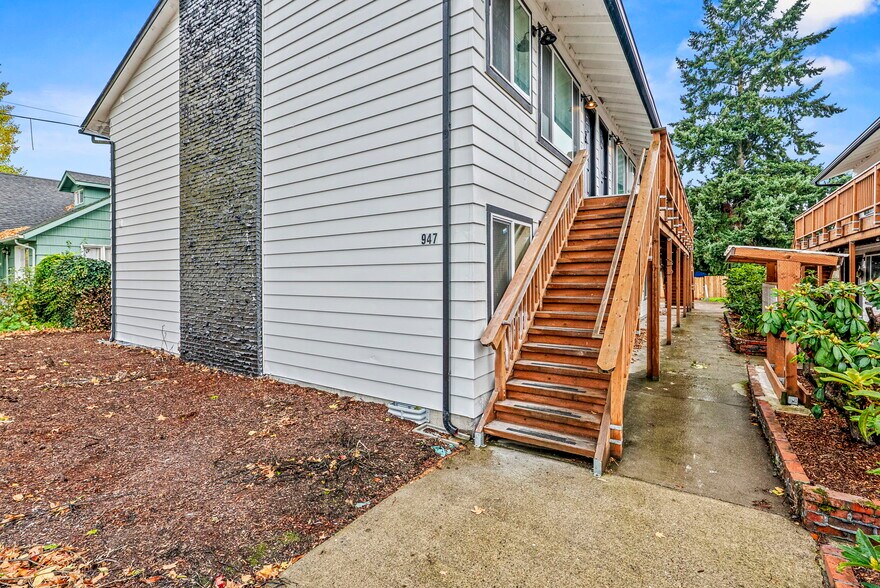 More Photos Of 947 7th Ave, Longview Apartments For Sale