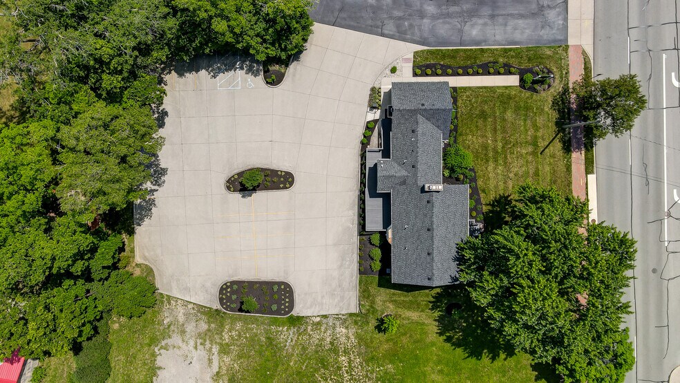 More Photos Of 235 W Franklin St, Centerville Storefront Retail Office For Lease