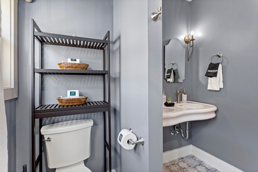 More Photos Of 782 Water St, Biloxi Office For Sale