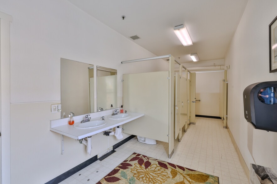 More Photos Of 400 E 4th St, Santa Ana General Retail For Lease