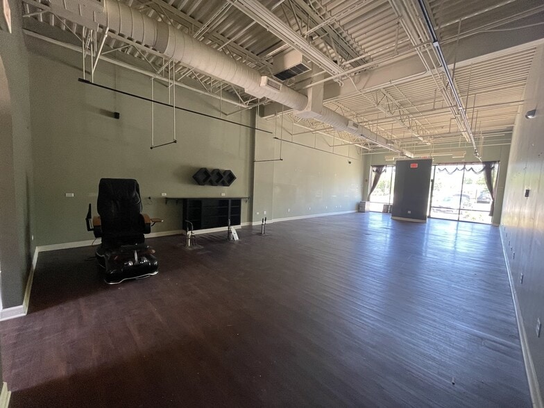 More Photos Of 570 N Schmale Rd, Carol Stream Storefront For Lease