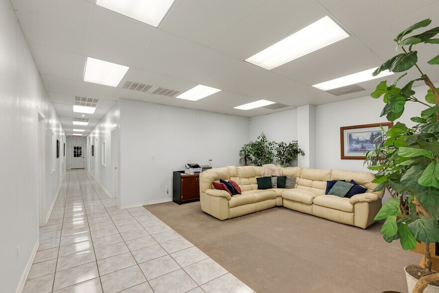 More Photos Of 11321 Neeshaw Dr, Houston Office For Sale