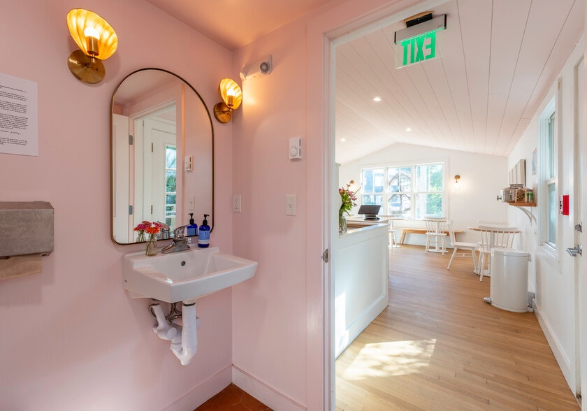 More Photos Of 162 Main St, Essex General Retail For Sale