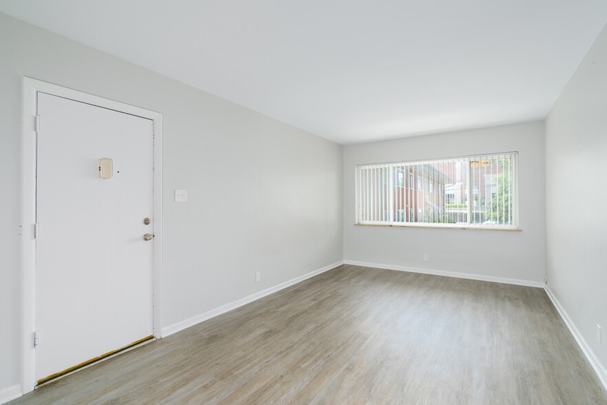 More Photos Of 1100 Indian Circle Dr, Olivette Apartments For Sale