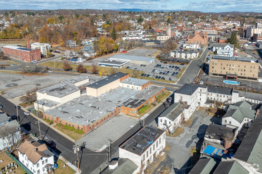 More Photos Of 40 Mulberry St, Middletown Flex For Sale