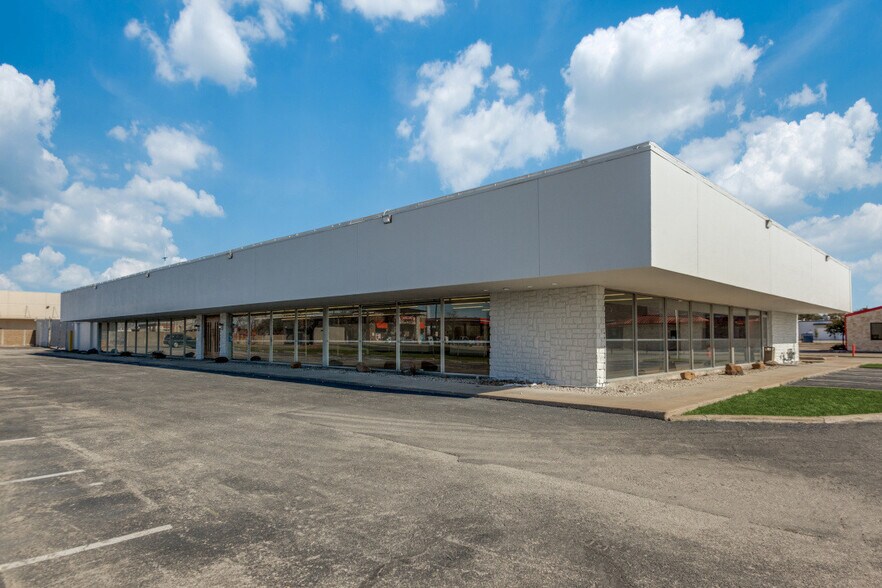 Primary Photo Of 12925 Lyndon B Johnson Fwy, Garland Showroom For Lease