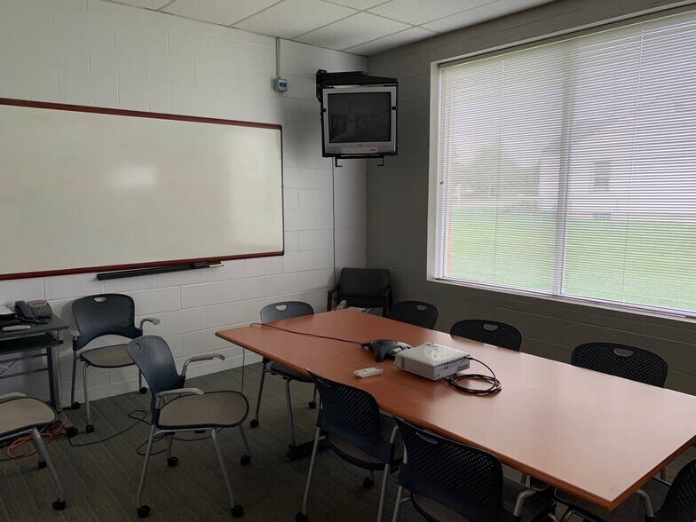 More Photos Of 1111 S Wheeling Rd, Wheeling Warehouse For Lease