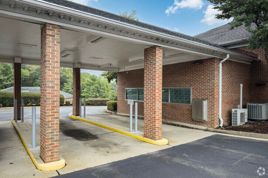 More Photos Of 1701 Financial Loop, Woodbridge Bank For Lease