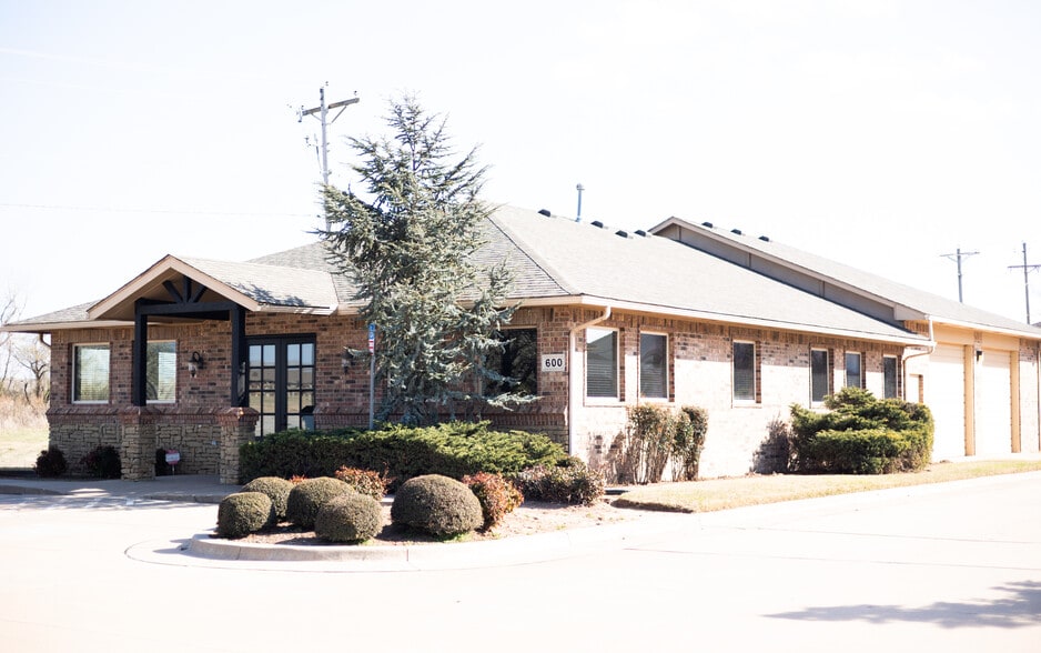 Primary Photo Of 600 W 18th St, Edmond Flex For Lease