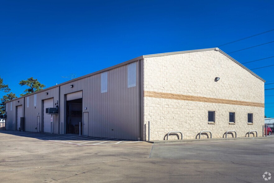Primary Photo Of 702 S Persimmon St, Tomball Warehouse For Lease