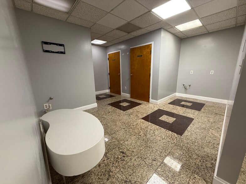 More Photos Of 6251 US Highway 19 N, Pinellas Park Showroom For Lease