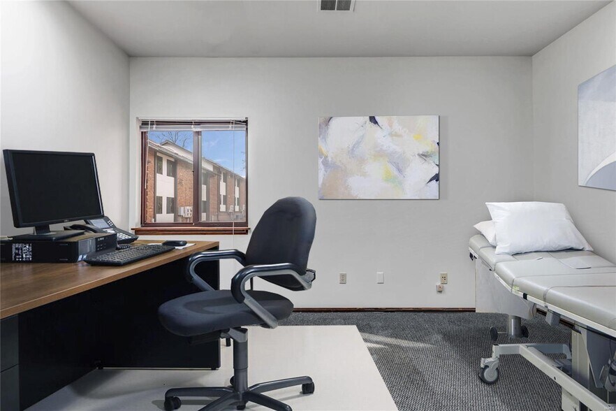 More Photos Of 101-279 Clarkson Executive Park, Ellisville Office For Lease
