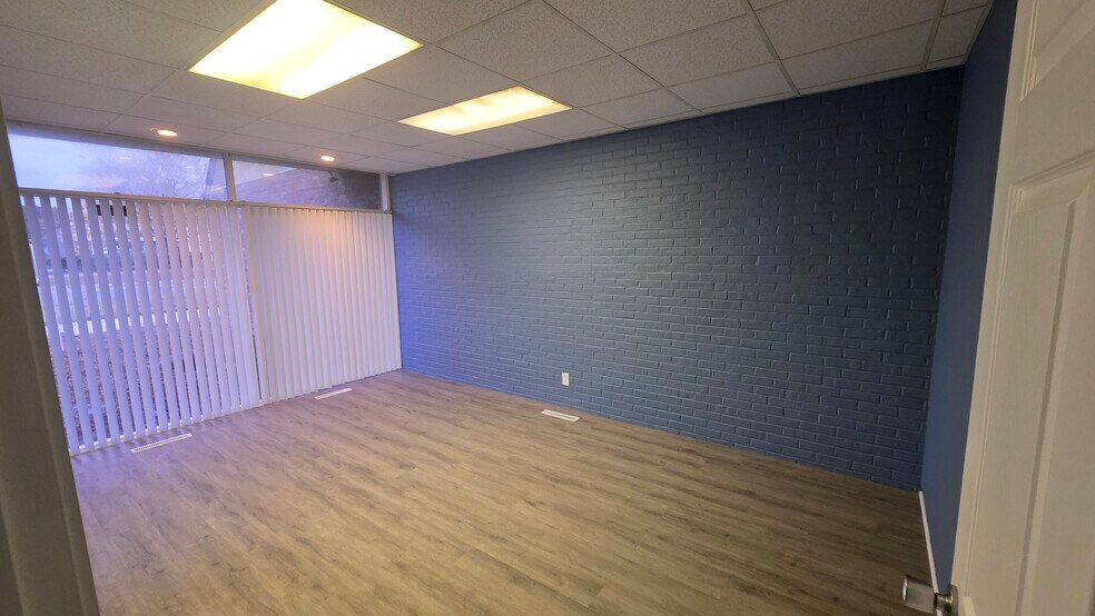 More Photos Of 243 Southbound Gratiot Ave, Mount Clemens Office For Sale