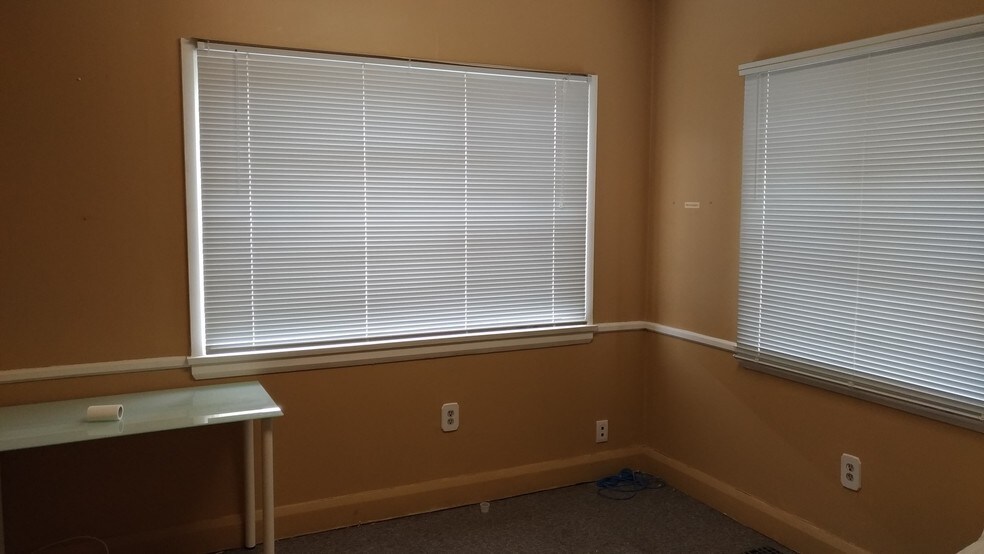 More Photos Of 27 William St, St Catharines Flex For Sale