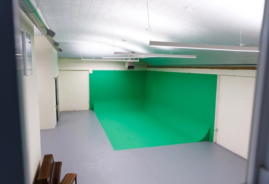 More Photos Of 560 4th St, San Francisco Showroom For Lease