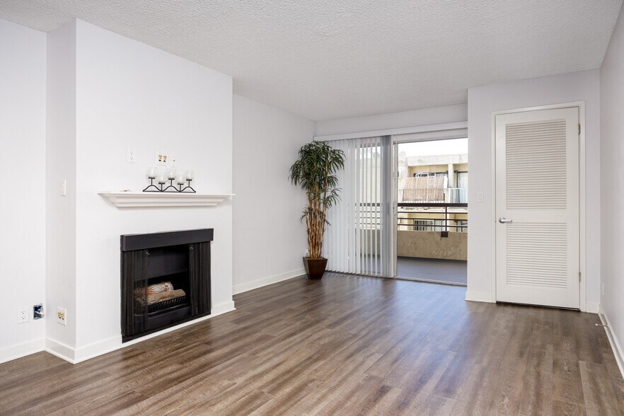 More Photos Of 7230 Franklin Ave, Los Angeles Apartments For Sale