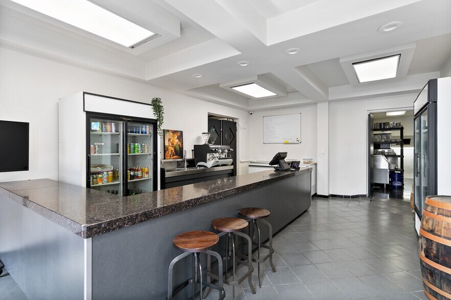 More Photos Of 839 Erie E, Windsor Restaurant For Sale