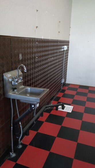 More Photos Of 907 Main St, Clarkdale General Retail For Lease