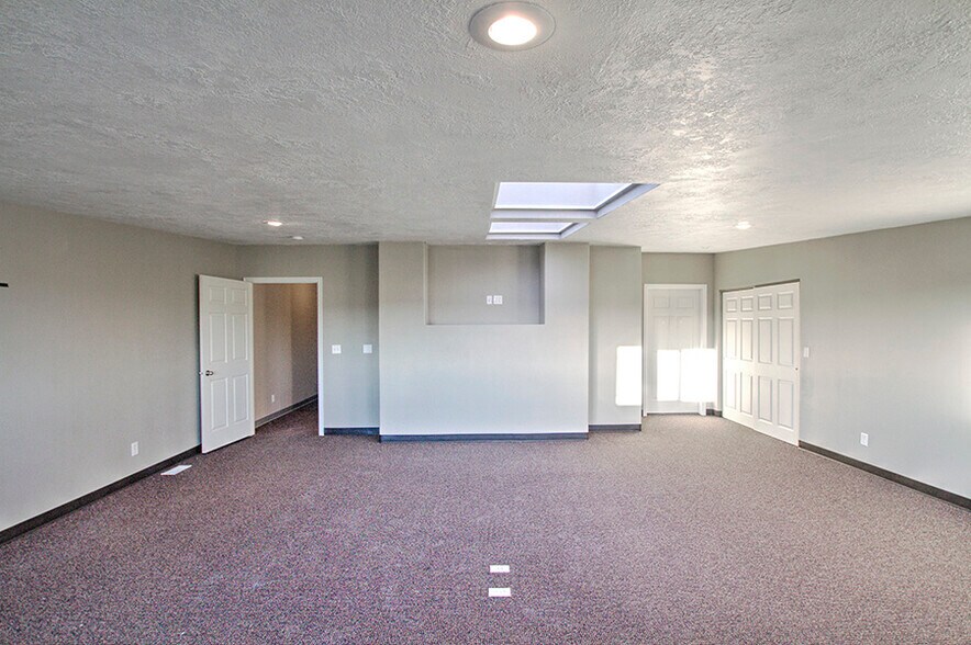 More Photos Of 225 West St, Evanston Light Manufacturing For Sale