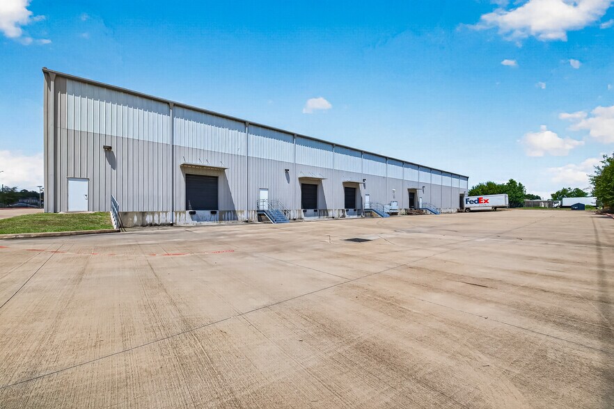 More Photos Of 15135 Bellaire Blvd, Houston Warehouse For Lease