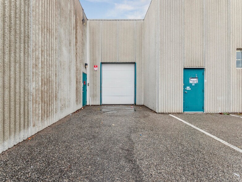 More Photos Of 175 W Beaver Creek Rd, Richmond Hill Light Distribution For Sale