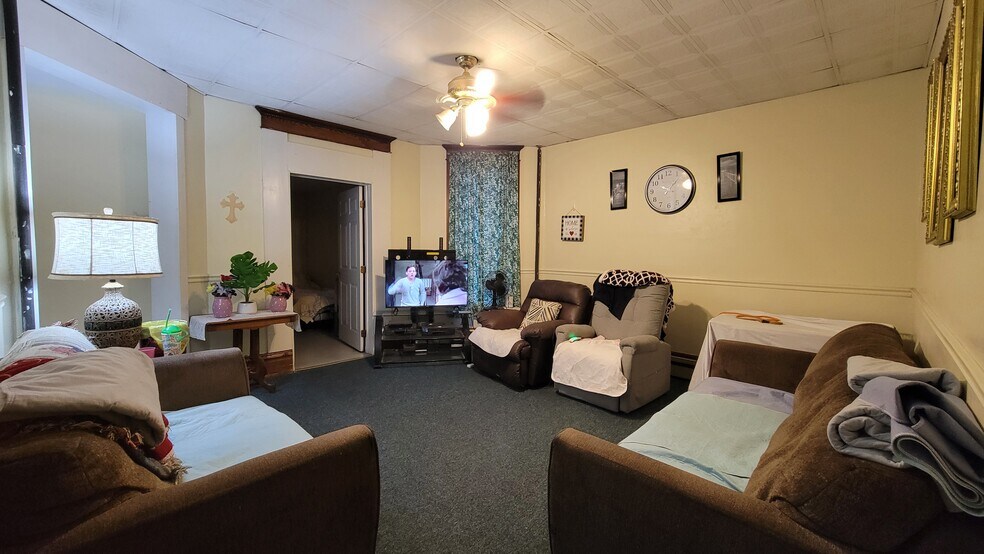 More Photos Of 522 Main St, Rockwood Specialty For Sale