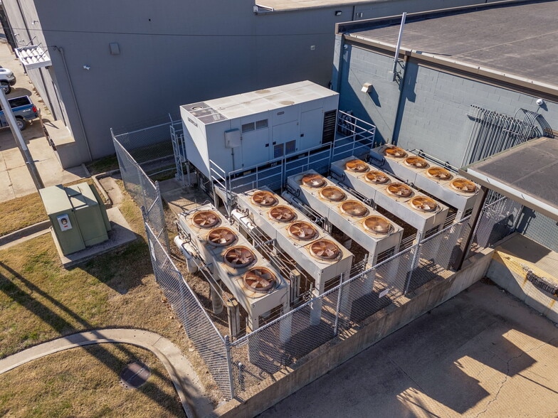 More Photos Of 400 SE Jefferson St, Topeka Flex For Sale