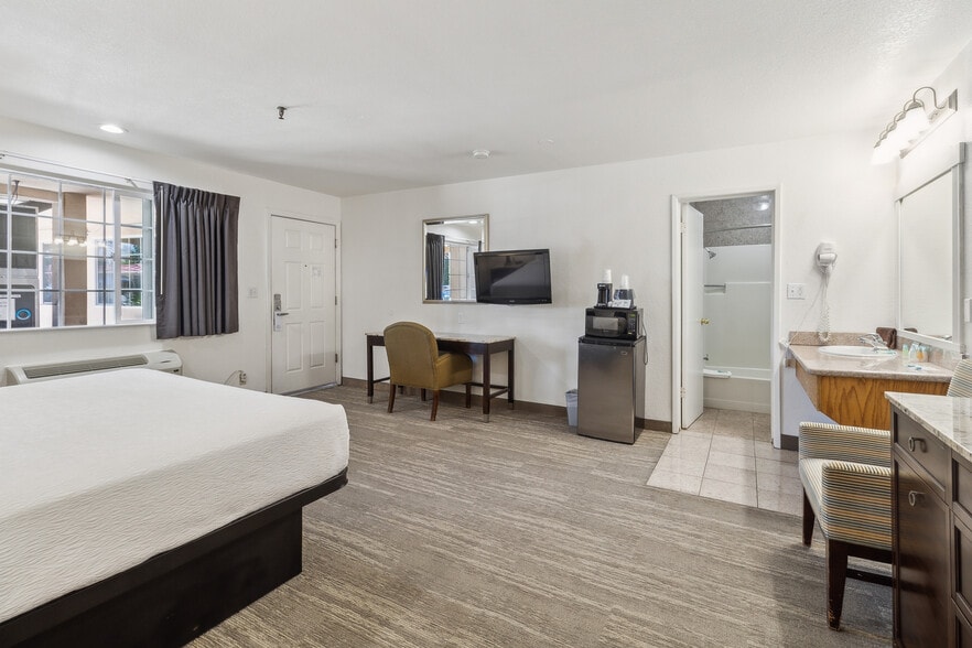 More Photos Of 5180 Jones St, Mariposa Hotel For Sale