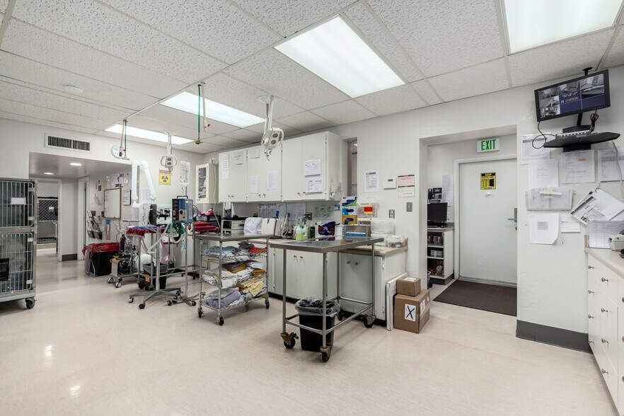 More Photos Of 20 W Dunlap Rd, Phoenix Veterinarian Kennel For Sale