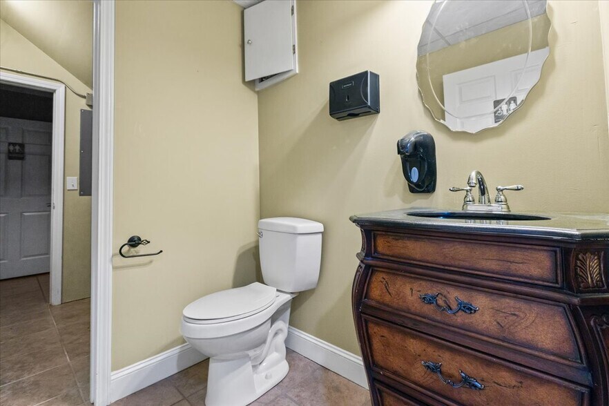 More Photos Of 883 Commerce Dr SW, Conyers Office For Sale