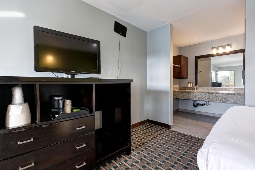 More Photos Of 1717 S Vermont Ave, Los Angeles Hotel For Sale