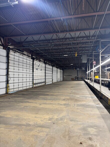 More Photos Of 48 Meetinghouse Ln, Sagamore Beach Distribution For Sale