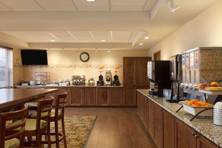 More Photos Of 665 Tecumseh St, Dundee Hotel For Sale