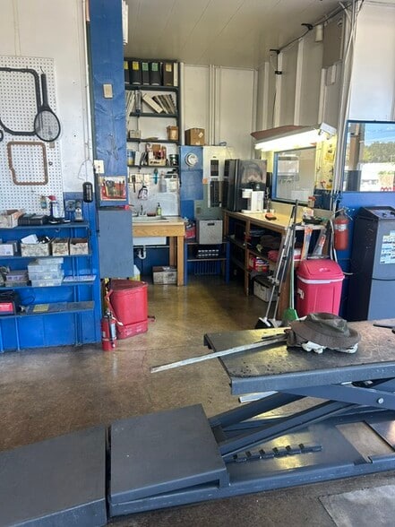 More Photos Of 424 S Pacific Hwy, Cottage Grove Auto Repair For Sale