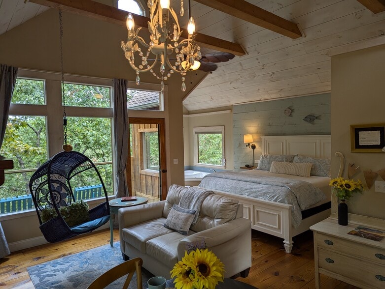 More Photos Of 70 Dogwood Rdg, Eureka Springs Hotel For Sale