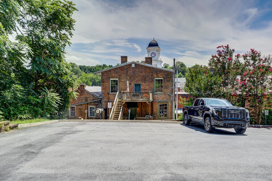 More Photos Of 107 E Main St, Jonesborough Storefront For Sale