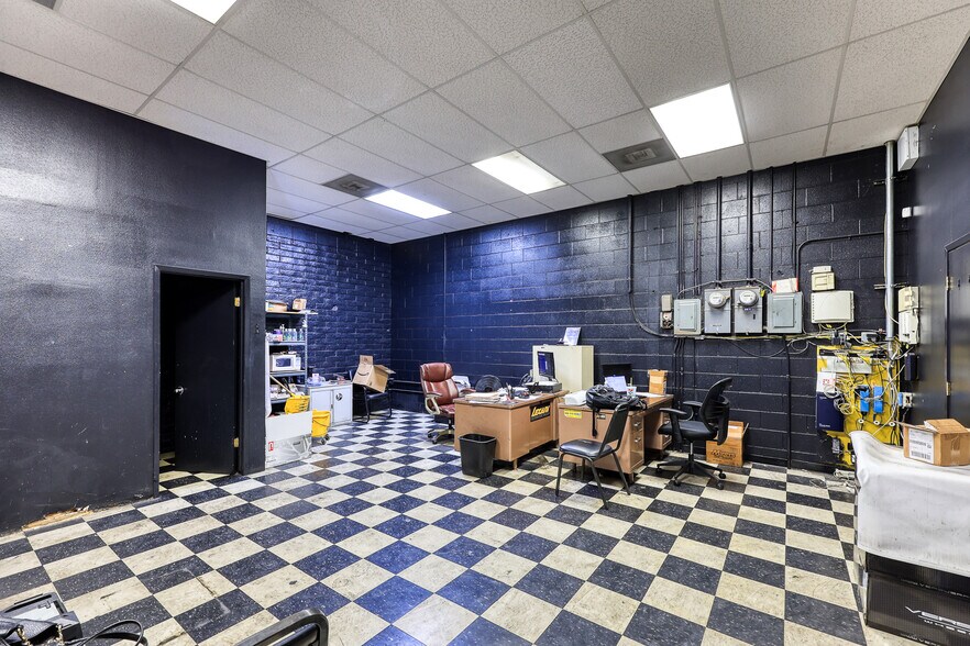 More Photos Of 960 W Holt Blvd, Ontario Freestanding For Lease